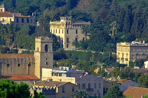 Gebäude und Bäume im historischen Zentrum von Teyà, inklusive Rathaus und Kirche Sant Martí.