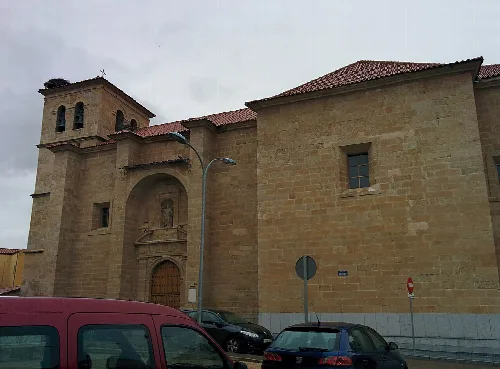Steinernes Kirchenportal mit Glockenturm in Villares de la Reina.