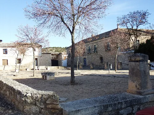 Plaza de atrás de la iglesia de Barchín del Hoyo