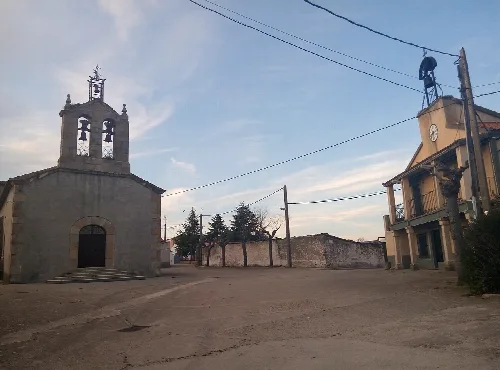 Plaza mayor de Carpio de Azaba, con la iglesia de Nuestra Señora de la Asunción y el Ayuntamiento.