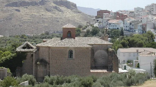 Bild des alten Konvents Santo Domingo in La Guardia de Jaén aus nordwestlicher Richtung.