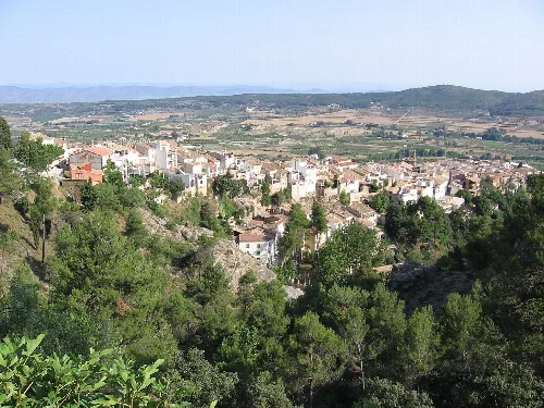 Vista panorámica de Agres desde el Montcabrer, con casas y naturaleza.