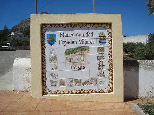 Keramik-Wandbild mit Wappen und Ansichten von Toga in der Espadà-Millars-Union.