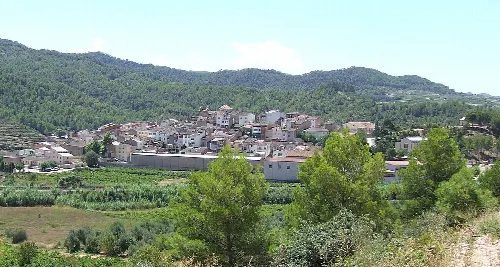 Vista general de la població de Capçanes des de llevant