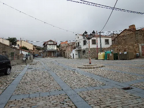 Straße in La Colilla mit Kopfsteinpflaster und Kabeln.