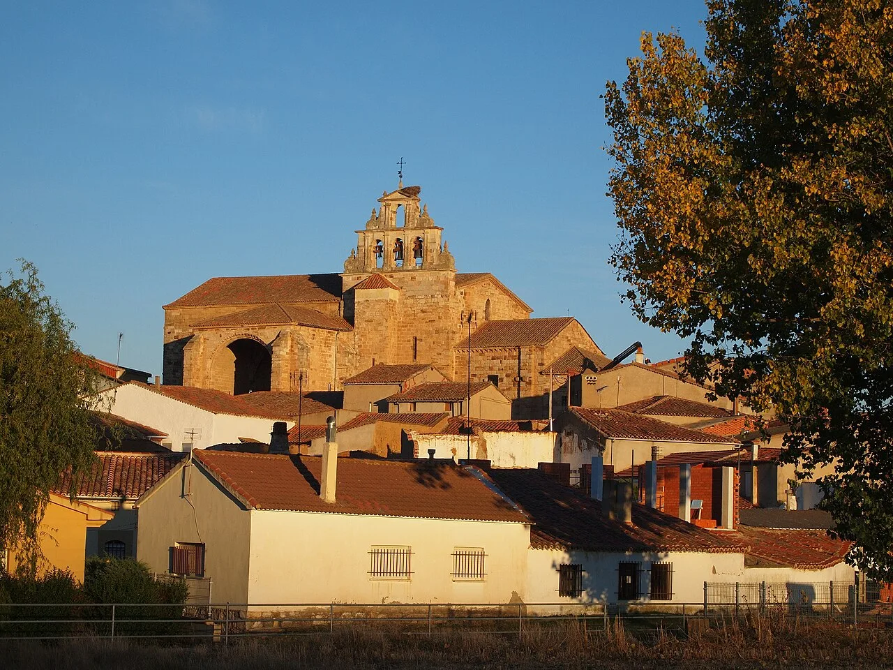 Vista de la iglesia de la localidad de La Hiniesta, cerca de la ciudad de Zamora (España)