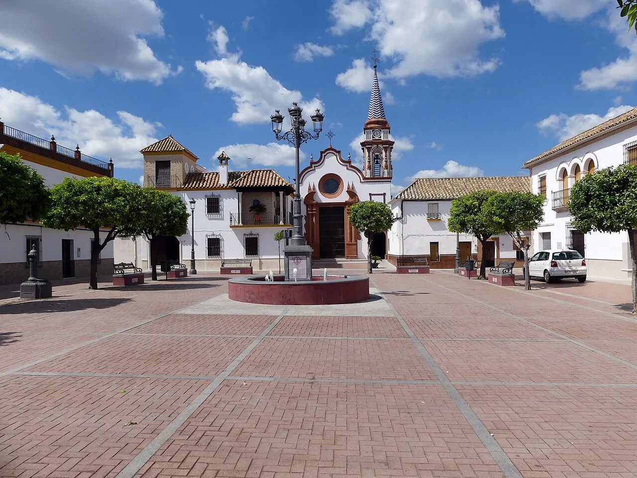 Platz Santa Ana mit Bäumen, Bänken und Brunnen in Cañada Rosal.
