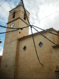 Kirche der Himmelfahrt in Sax mit Weihnachtsdekorationen.
