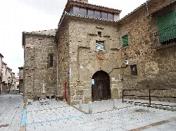 Old building entrance with coat of arms and stone arch in Piedrahíta.