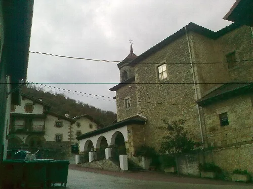 Kirche und Häuser in einem Dorf in Navarra.