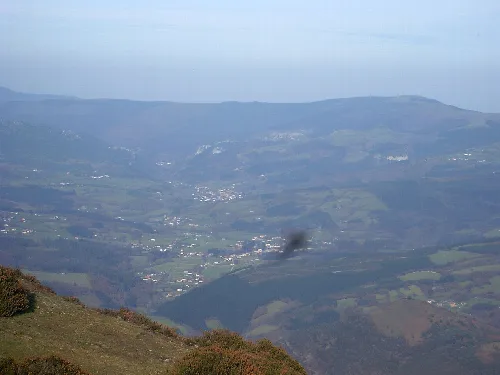 Paisaje montañoso con pueblos pequeños y colinas verdes.