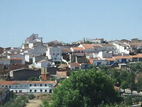 Blick auf weiße Häuser und rote Dächer in Santa Eufemia, Córdoba.