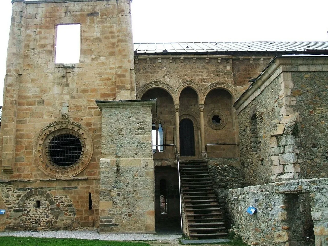 Steinfassade und Treppe des Klosters Santa María de Carracedo.