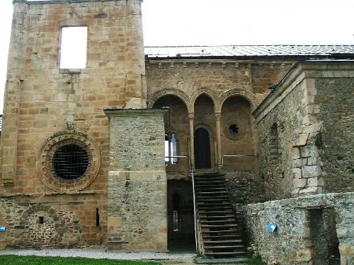 Steinfassade und Treppe des Klosters Santa María de Carracedo.