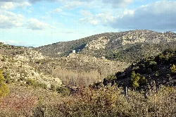 Landschaft mit Burgruinen und Kapelle in Alcalá de la Vega, Cuenca.