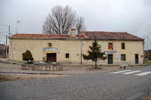 Gebäude mit Kulturzentrum- und Rathaus-Schildern in Ventosilla y Tejadilla.