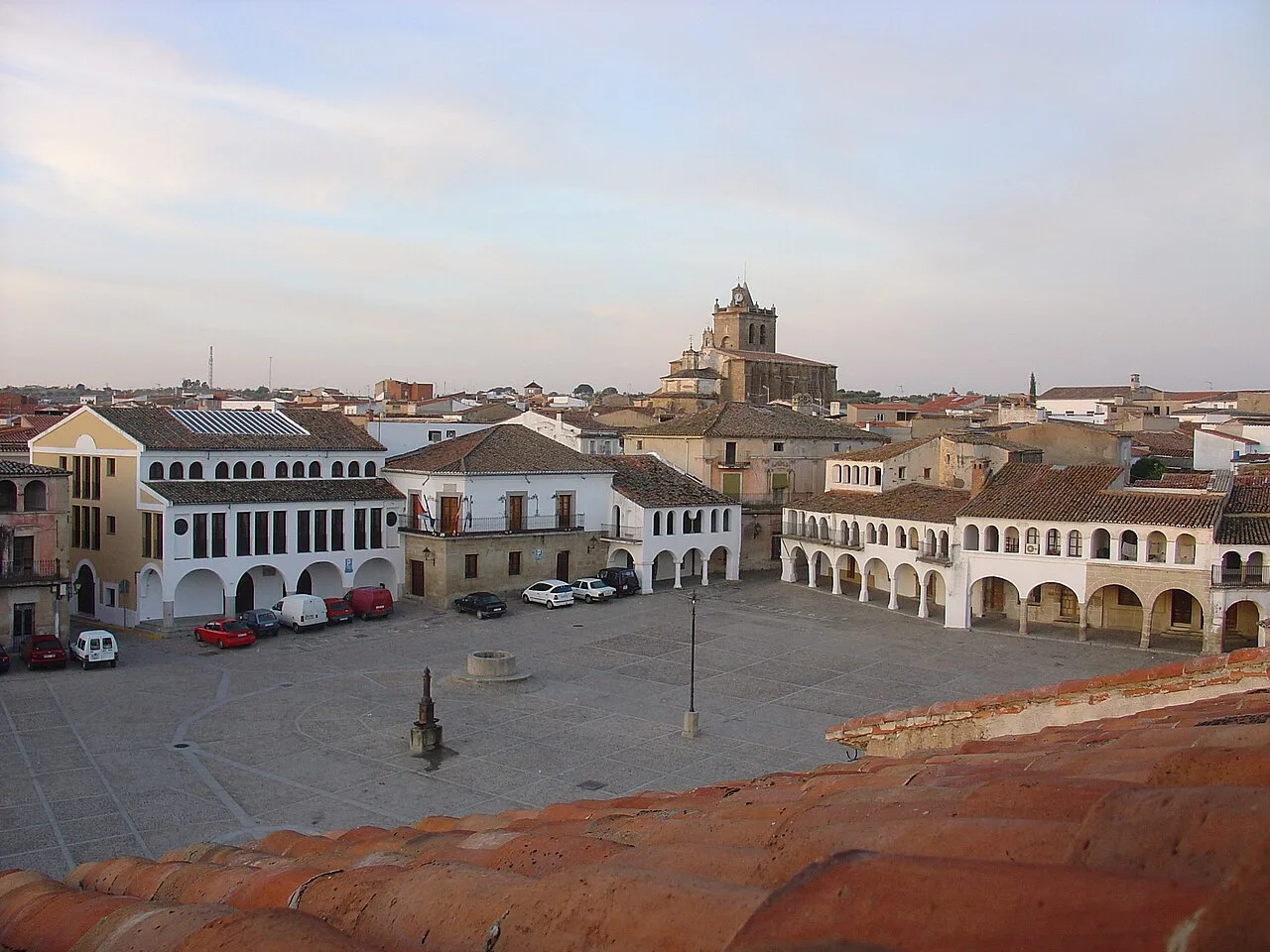 Blick auf den Hauptplatz mit Gebäuden und Denkmal in Garrovillas de Alconétar.