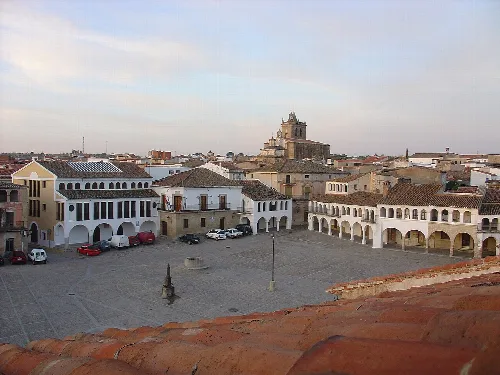 Blick auf den Hauptplatz mit Gebäuden und Denkmal in Garrovillas de Alconétar.
