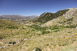 Mountain landscape with green meadows and paths in Ávila.