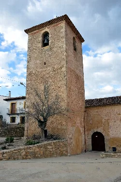 Steinerner Turm mit Glockenturm und Ziegeldach in Alcalá de la Vega.