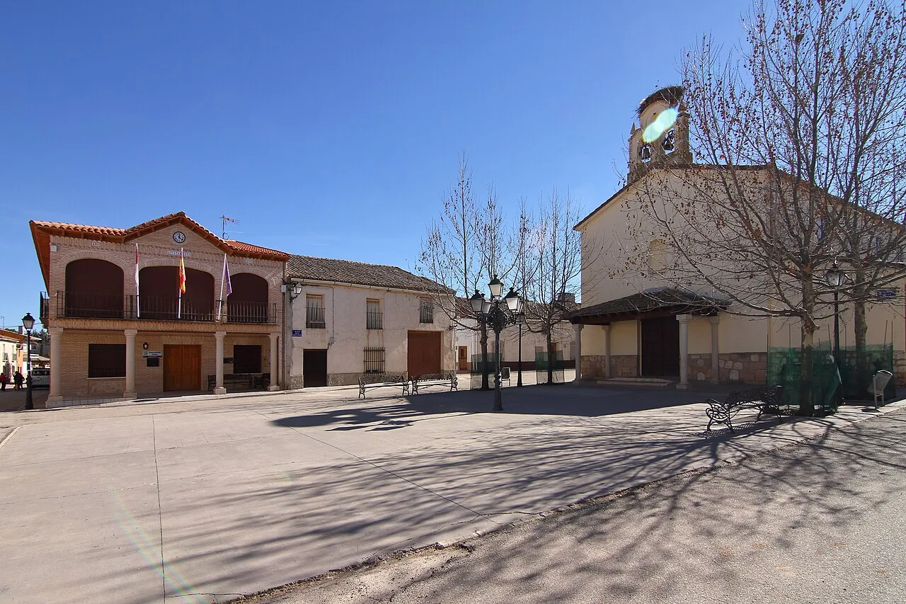 Heras de Ayuso, Plaza de la Constitución, Ayuntamiento e Iglesia