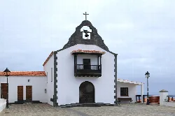 Weiße Kirche mit Glockenturm und Kreuz auf der Spitze in Tenagua, Puntallana.
