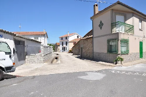 Una calle en Junciana, Ávila, España