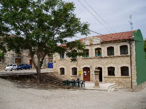 Pardilla: plaza y ayuntamiento