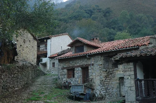Vista parcial de San Esteban de Cuñaba (Peñamellera Baxa, Asturies).