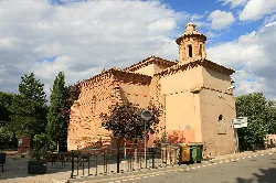 Kirche San Miguel oder Señoría in Sabiñán, Zaragoza, mit Turm und Backsteinmauern.