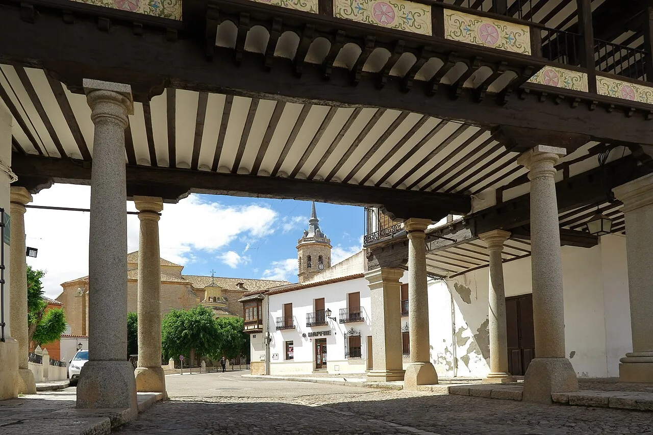View of Tembleque's Plaza Mayor with columns and white buildings.