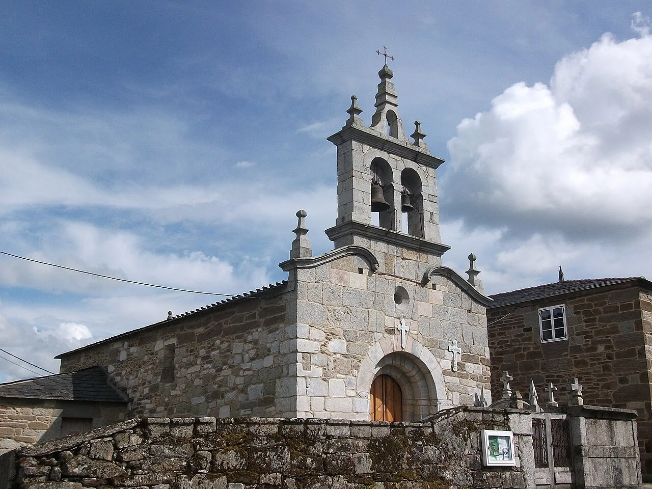 Kirche San Vicente mit Glockenturm und Steinkonstruktion.