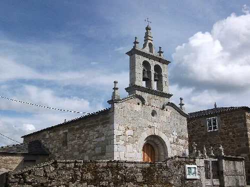 Kirche San Vicente mit Glockenturm und Steinkonstruktion.