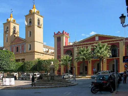 Plaza con iglesia, ayuntamiento, palmeras y fuente en Berja, Almería.