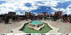 Spielplatz und Brunnen im Park von Bembibre.