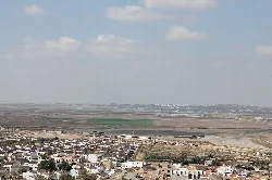 Vista panorámica de Trebujena en las colinas del horizonte.