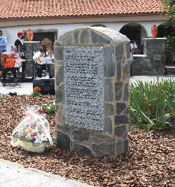 Stone monument with plaque in Ceclavín dedicated to Elisa Herrero Uceda.