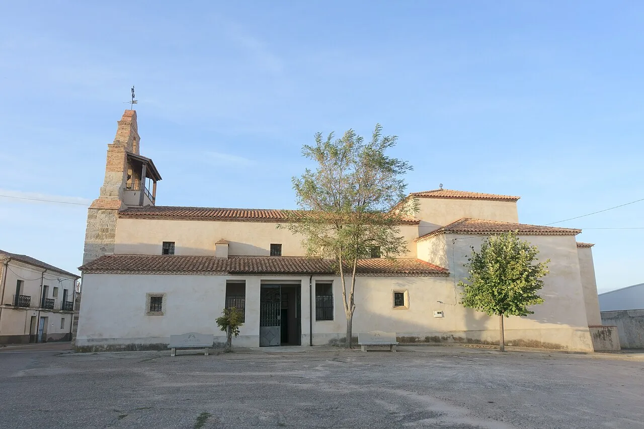 Church of San Martín with tower and white facade in Aspariegos.