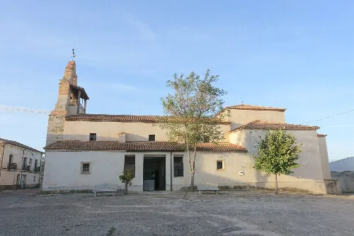 Kirche San Martín mit Turm und weißer Fassade in Aspariegos.