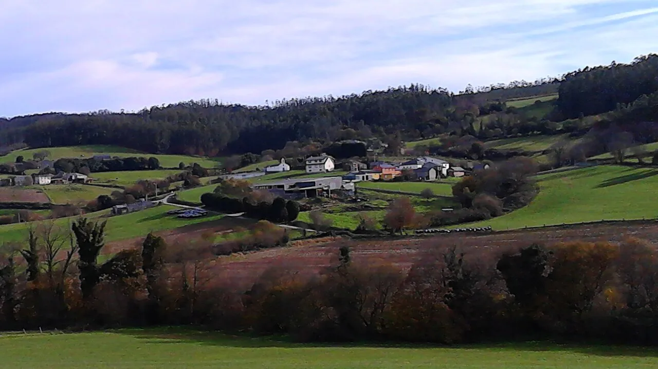 Paisaje rural con casas y colinas verdes en Barreiros, Lugo.