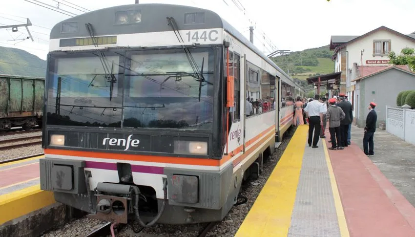 Tren de la serie 470 en la estación de Toral de los Vados con pasajeros y personal en la plataforma.