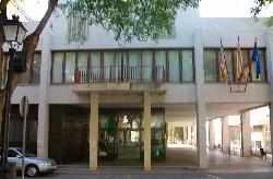 Edificio con banderas y estructura moderna en Petrer.