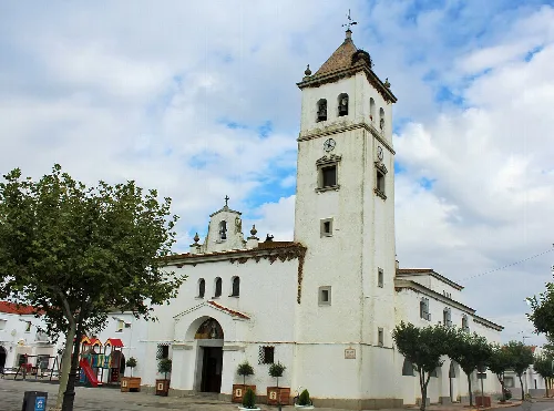 Weiße Kirche mit Turm und Uhr in Guadiana del Caudillo