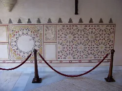 Mudéjar-dekorativer Sockel mit geometrischen Mustern im Castillo de Luna in Rota.