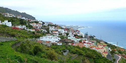 Vista de casas blancas en una colina con el mar al fondo en El Tanque.