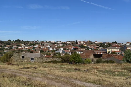 Vista panorámica de Valdefuentes de Sangusín con casas y cielo azul.