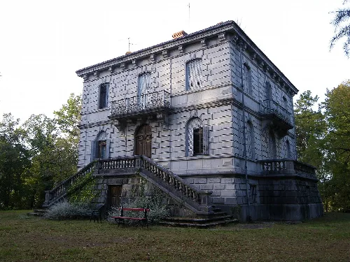 Palacio de piedra con escaleras y balcones en Valle de Villaverde.