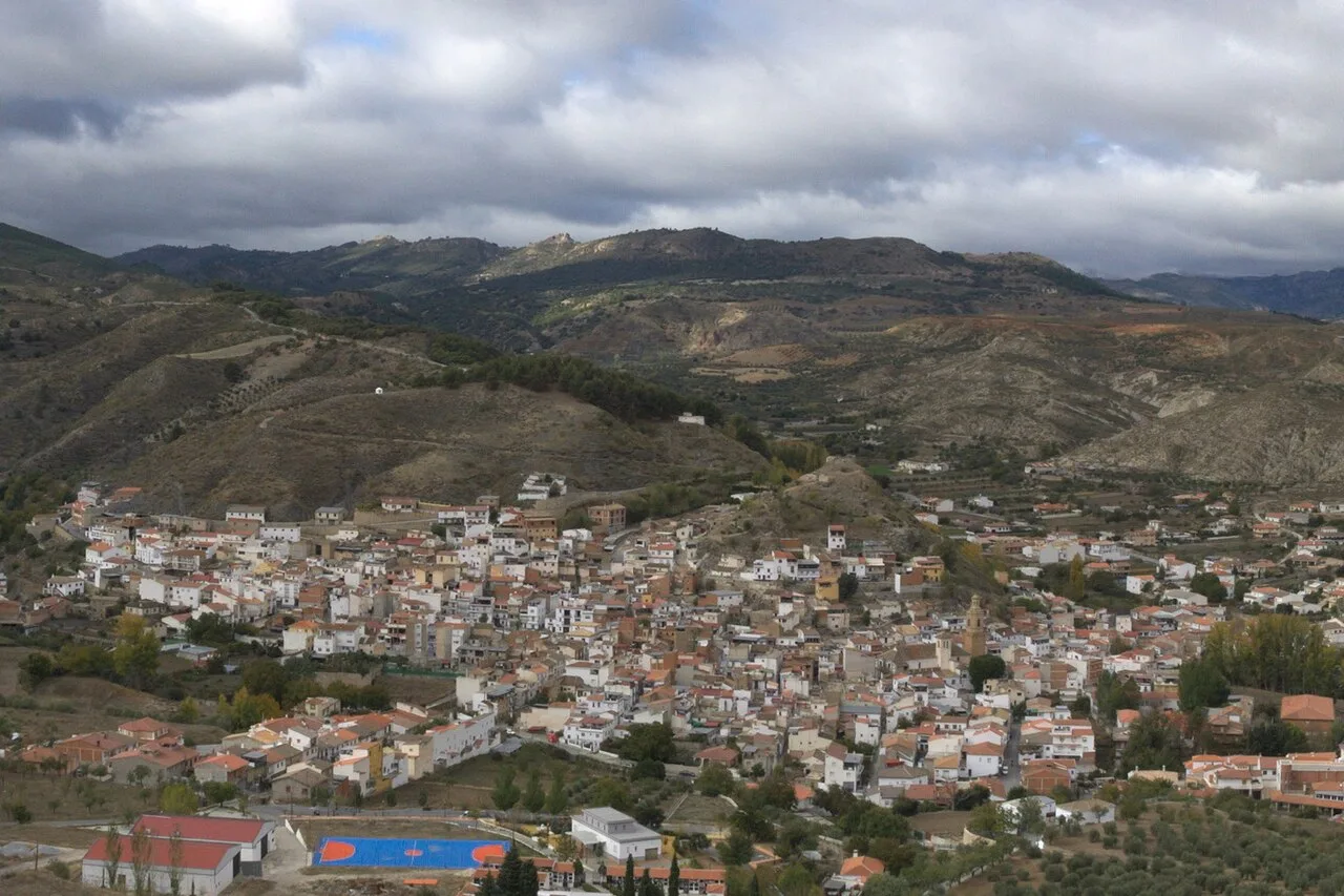 Panoramic view of La Peza with houses and mountains in the background.