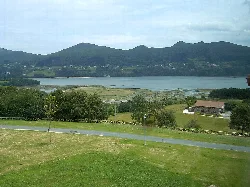 Landschaft mit Fluss, Bergen und Vegetation in Urdaibai von Madariaga aus.