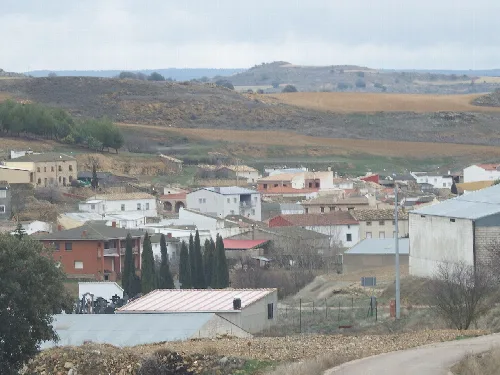Panoramablick auf Altarejos mit Häusern und Hügeln im Hintergrund.